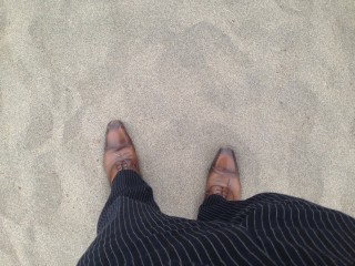 砂浜に革靴はNG