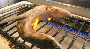 目の前でブリカマを焼く