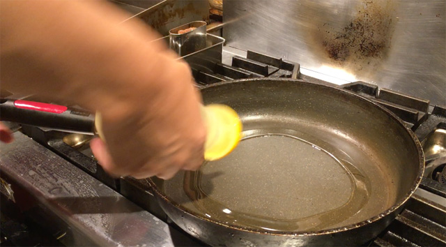 美味しい餃子の焼き方：まずは油を引く