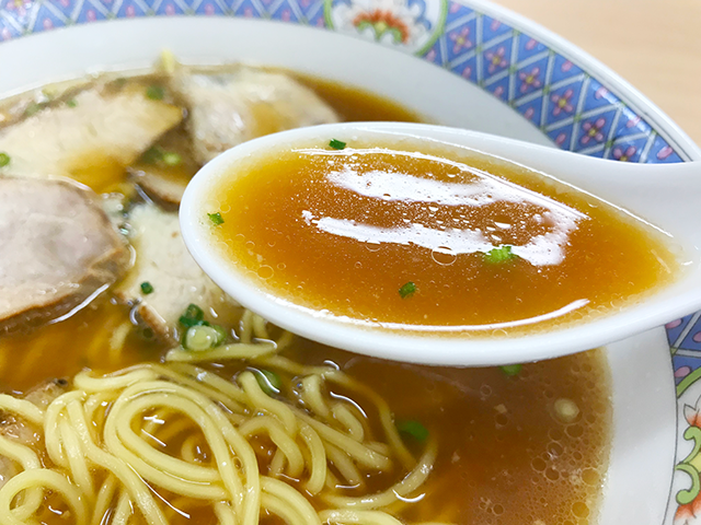 昔ながらの醤油ラーメン「みやひろ支店」のスープ、浜松