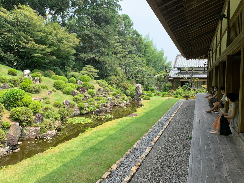 昼の龍潭寺の庭園