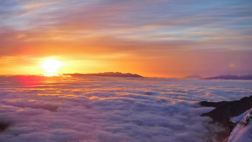 雲海と御来光のイメージ