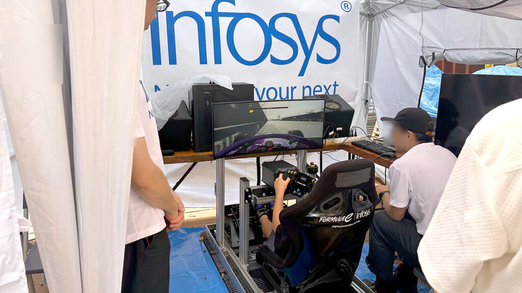 InfosysブースのフォーミュラEドライビングシミュレーター