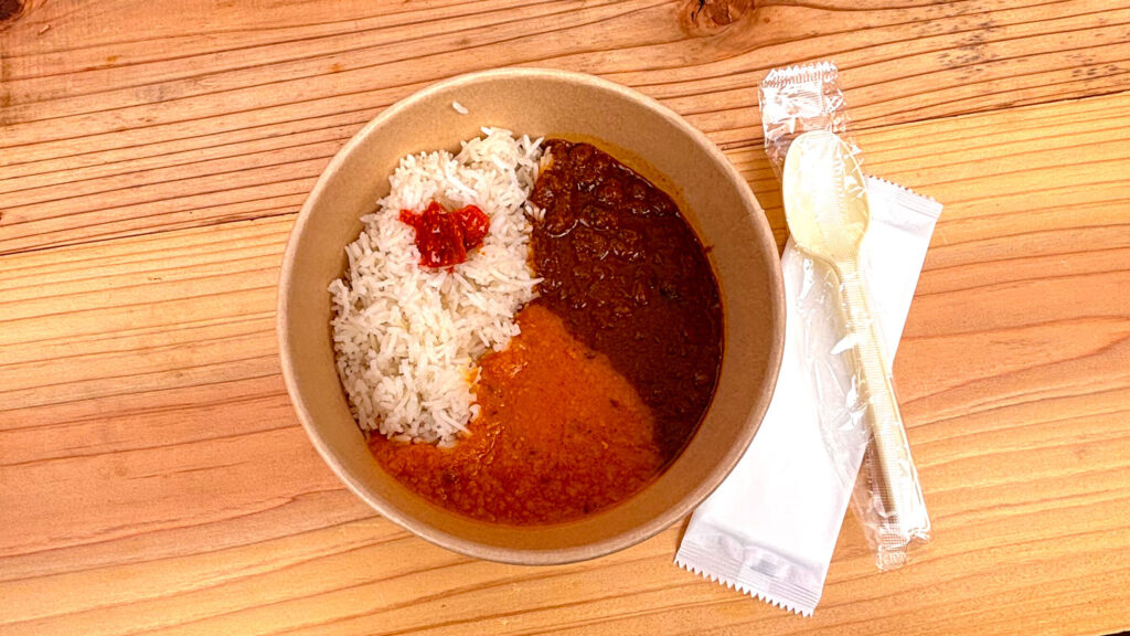 スズキ食堂のカレー(トマトレンズダル&茶ひよこ豆マサラ)と赤い漬物