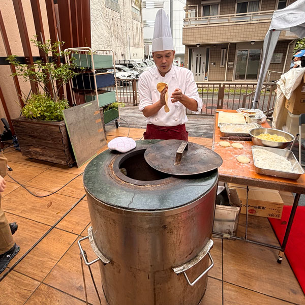 釜でナンを焼く様子