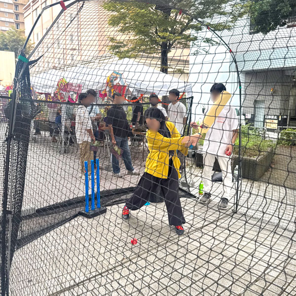 クリケット体験する私を見守るインドの方々