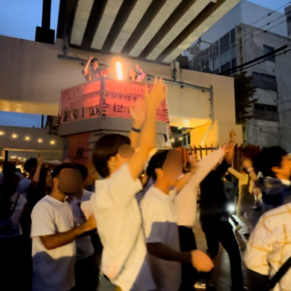 インドの音楽に乗ってぐるぐる回りだす